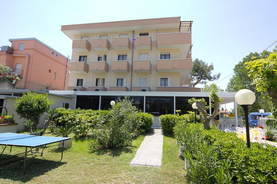 Hotel Pigalle Riccione Exterior photo