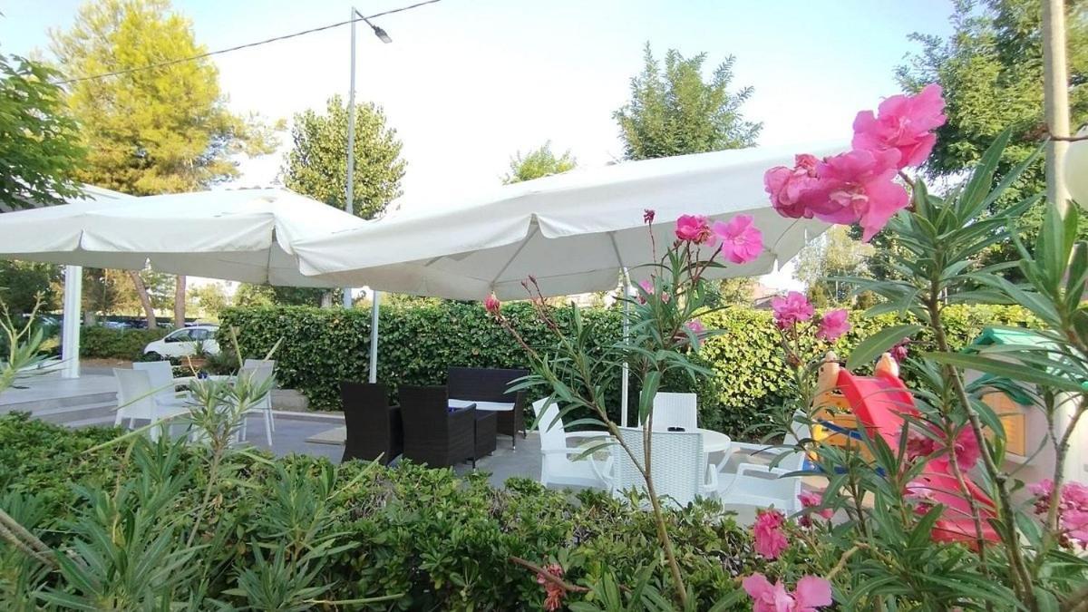Hotel Pigalle Riccione Exterior photo