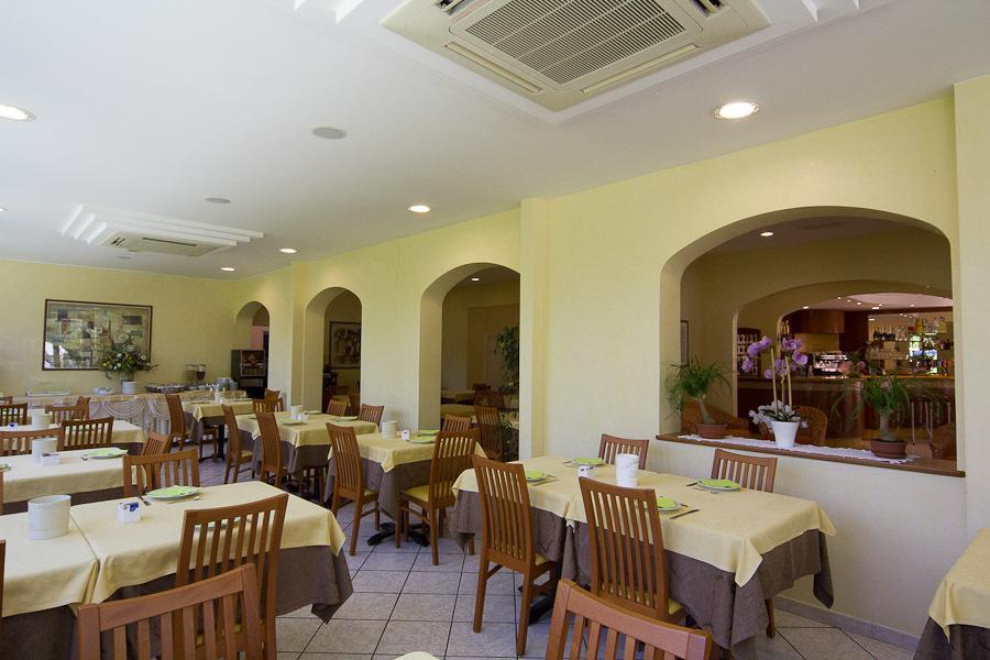 Hotel Pigalle Riccione Exterior photo